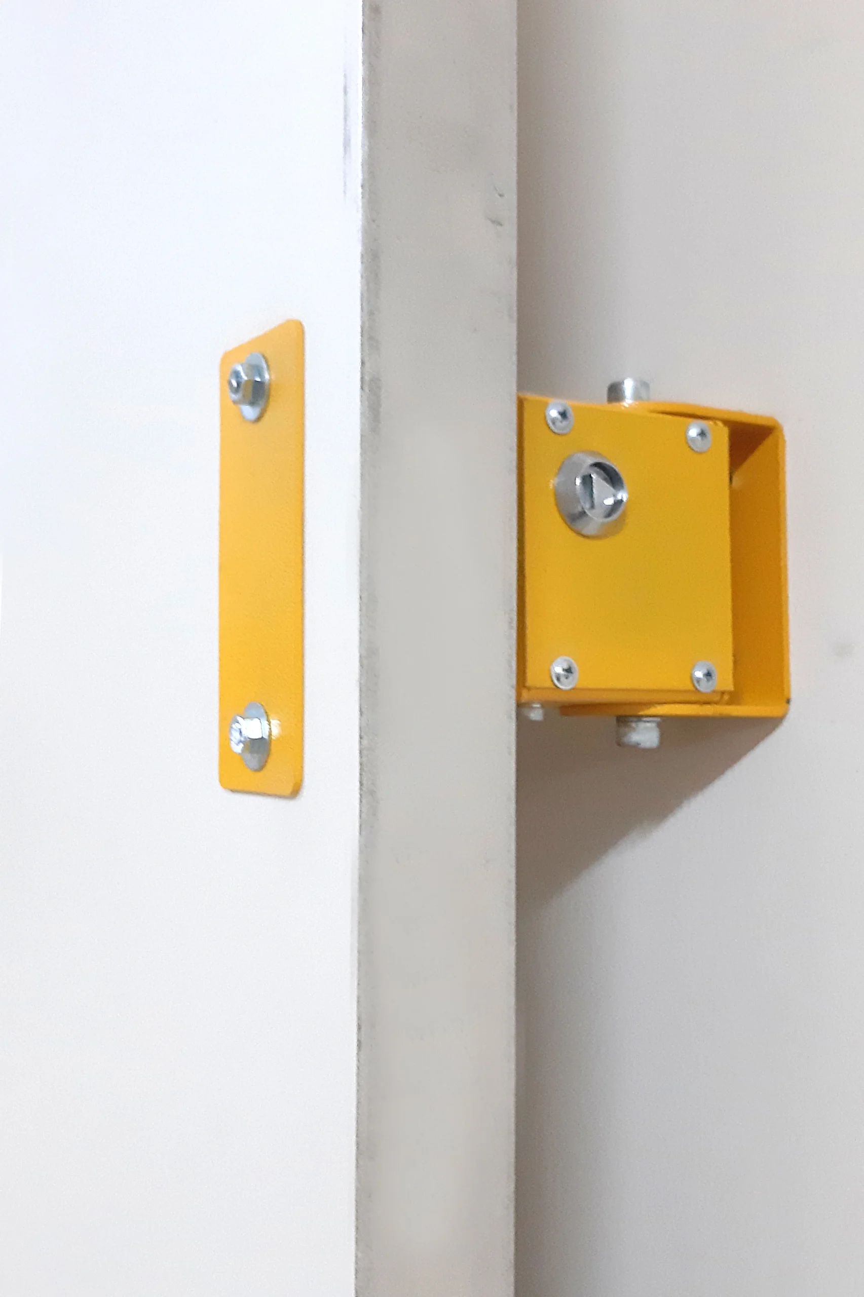 Üçgen Anahtarlı Kapı Sabitleme